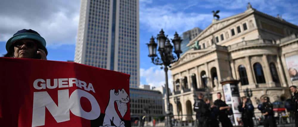 Die Polizei sichert den Frankfurter Opernplatz.