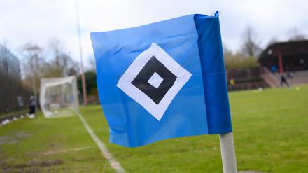 In der 87. Spielminute verließen die Hamburger Spieler das Feld. Grund dafür: ein HSV-Spieler habe eine rassistische Beleidigung des Gegners wahrgenommen.