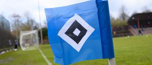 In der 87. Spielminute verließen die Hamburger Spieler das Feld. Grund dafür: ein HSV-Spieler habe eine rassistische Beleidigung des Gegners wahrgenommen.
