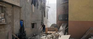 Ein Palästinenser inspiziert die Schäden an einem Gebäude nach israelischen Angriffen in Khan Junis im südlichen Gazastreifen. 