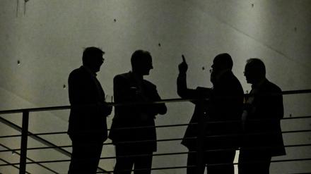 Umrisse einer möglichen Einigung haben sich beim Migrationsgipfel am Freitagabend zumindest zwischen Bund und Ländern gezeigt.