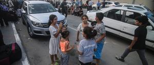 Kinder spielen beim Warten am Grenzübergang Rafah zwischen dem Gazastreifen und Ägypten. 