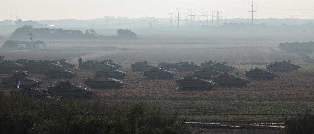 Israelische Panzer und Militärfahrzeuge gehen in der Nähe der israelischen Grenze zum Gazastreifen im Süden Israels in Stellung.