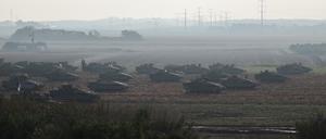 Israelische Panzer und Militärfahrzeuge gehen in der Nähe der israelischen Grenze zum Gazastreifen im Süden Israels in Stellung.
