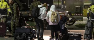 Niedersachsen, Wunstorf: Angehörige der Bundeswehr laden das Gepäck der aus Israel eingeflogenen Deutschen aus.