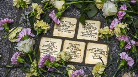 13.10.2023, Berlin: Stolpersteine für die Familie von Friedrich Simon Archenhold, dem Gründer der Archenhold-Sternwarte, sind vor der Sternwarte frisch verlegt und mit Blumen geschmückt. Friedrich Simon Archenhold und seine Familie wurden durch das Nazi-Regime vertrieben, seine Frau Alice und Tochter Hilde kamen im Konzentrationslager Theresienstadt ums Leben. Foto: Jens Kalaene/dpa +++ dpa-Bildfunk +++