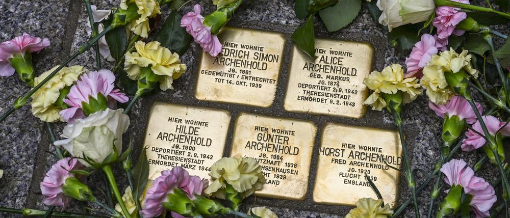 13.10.2023, Berlin: Stolpersteine für die Familie von Friedrich Simon Archenhold, dem Gründer der Archenhold-Sternwarte, sind vor der Sternwarte frisch verlegt und mit Blumen geschmückt. Friedrich Simon Archenhold und seine Familie wurden durch das Nazi-Regime vertrieben, seine Frau Alice und Tochter Hilde kamen im Konzentrationslager Theresienstadt ums Leben. Foto: Jens Kalaene/dpa +++ dpa-Bildfunk +++