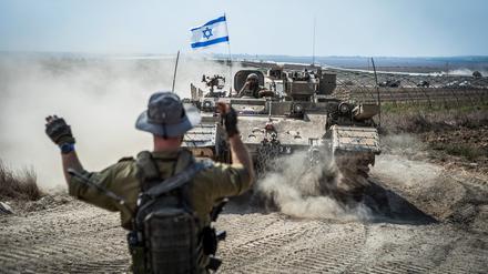 14.10.2023, Israel, Sderot: Israelische Kampffahrzeuge und Panzer sind in der Nähe der Grenze zwischen Israel und Gaza im Einsatz. Foto: Ilia Yefimovich/dpa +++ dpa-Bildfunk +++