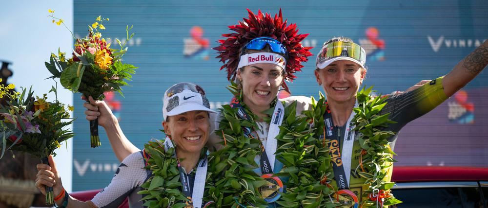 Lohn nach der harten Arbeit: Siegerehrung für Gewinnerin Lucy Charles-Barclay (Mitte), die Zweite Anne Haug (l.) und die Dritte Laura Philipp.