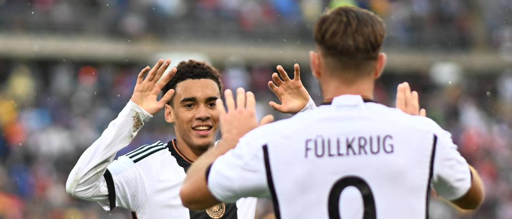 Niclas Füllkrug Germany und Jamal Musiala freuen sich über ein Tor für Deutschland gegen die USA.