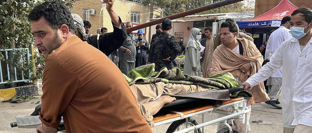 Dieses von Ärzte ohne Grenzen Afghanistan zur Verfügung gestellte Foto zeigt Verletzte, die nach einem starken Erdbeben behandelt werden.