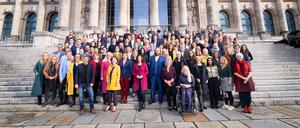 Pressebild Bündnis 90 die Grünen. Stark wie nie ist die grüne Bundestagsfraktion in der 20. Wahlperiode mit ihren 118 Abgeordneten, von denen 16 ihr Mandat direkt gewonnen haben. Und: Sie ist jünger, weiblicher und diverser denn je. 