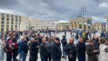 Warteschlange auf dem Pariser Platz anlässlich der Parlamentswahl in Polen.