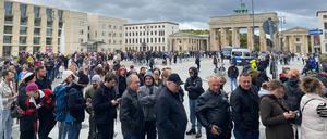Warteschlange auf dem Pariser Platz anlässlich der Parlamentswahl in Polen.