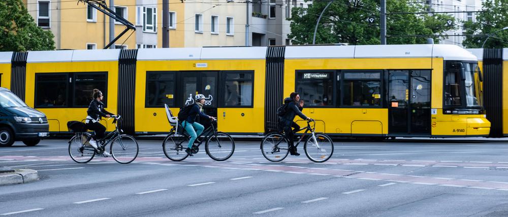 Radfahrer und Straßenbahn auf der Danziger Straße in Berlin-Prenzlauer Berg.