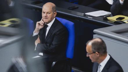 Kritischer Blick. Olaf Scholz im Deutschen Bundestag bei einer Rede von CDU-Chef Friedrich Merz.