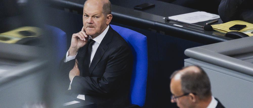 Kanzler Olaf Scholz (SPD) und Friedrich Merz, CDU-Parteivorsitzender, im Bundestag.