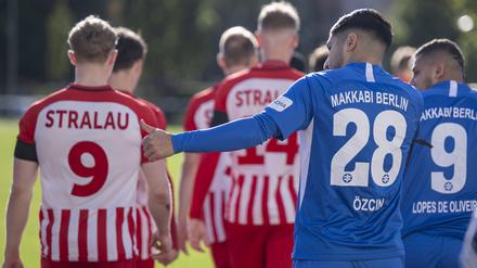 Spieler von Makkabi Berlin und Berolina Stralau betreten vor dem Anpfiff das Spielfeld. Das Spiel findet aufgrund der Eskalation des Nahost-Konflikts unter enormen Sicherheitsvorkehrungen statt.
