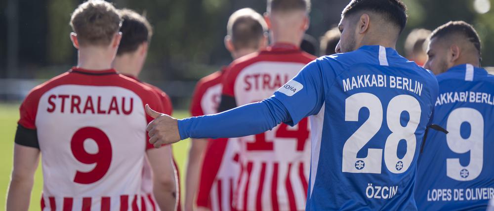Spieler von Makkabi Berlin und Berolina Stralau betreten vor dem Anpfiff das Spielfeld. Das Spiel findet aufgrund der Eskalation des Nahost-Konflikts unter enormen Sicherheitsvorkehrungen statt.