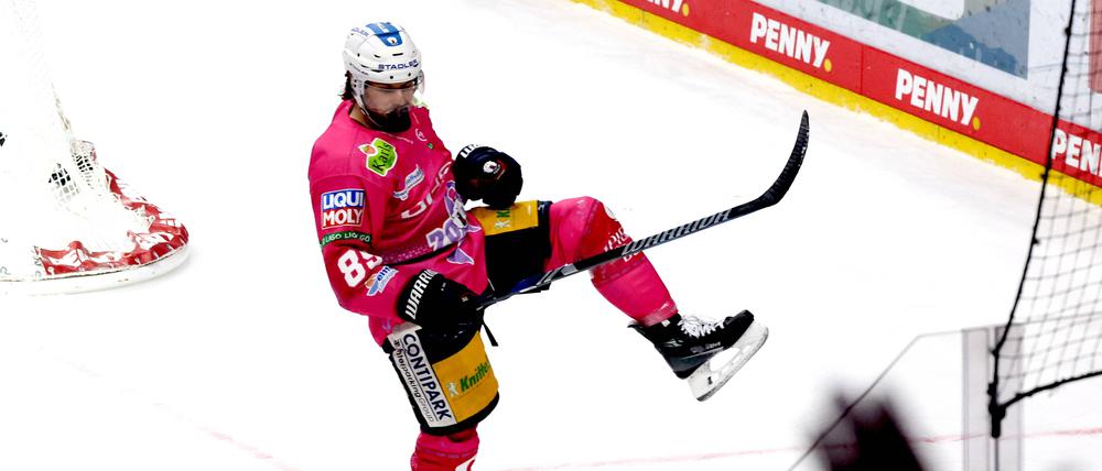 Zach Boychuk jubelt über den ersten seiner zwei Treffer.