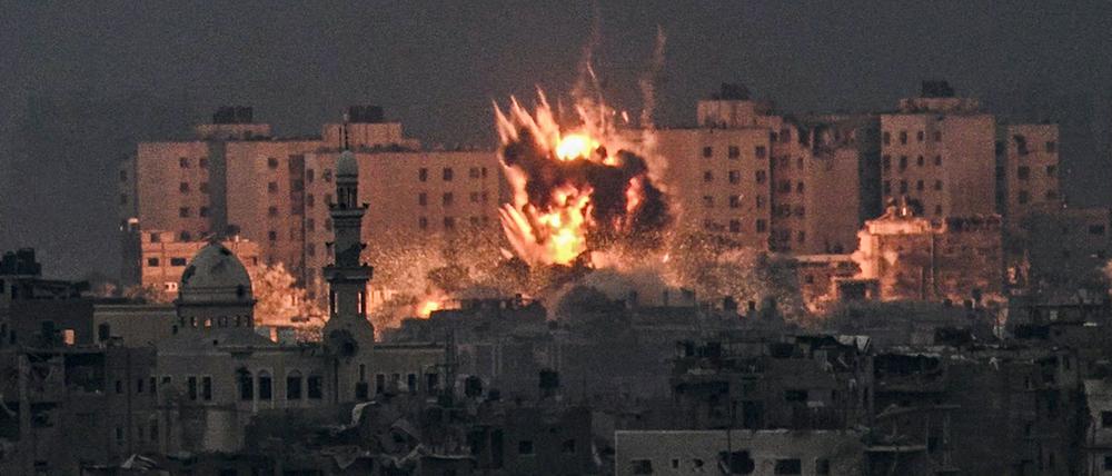 Ein Feuerball bricht während des israelischen Bombardements im nördlichen Gazastreifen am 14. Oktober 2023 aus (Symbolbild).