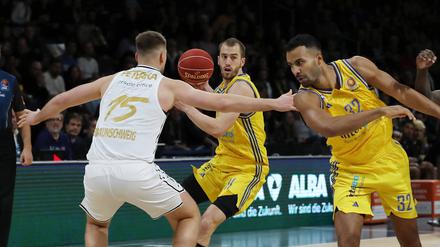 Matt Thomas (Mitte) und Johannes Thiemann (rechts) waren Albas beste Scorer beim Pokalerfolg gegen Braunschweig.