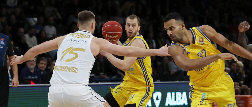 Matt Thomas (Mitte) und Johannes Thiemann (rechts) waren Albas beste Scorer beim Pokalerfolg gegen Braunschweig.