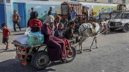 Palästinenser suchen Schutz an einem sicheren Ort, während die Kämpfe zwischen israelischen Truppen und der islamistischen Hamas weitergehen.