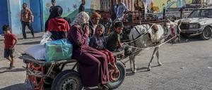 Palästinenser suchen Schutz an einem sicheren Ort, während die Kämpfe zwischen israelischen Truppen und der islamistischen Hamas weitergehen.