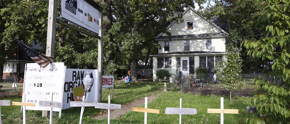 Das Haus, in dem ein Junge getötet und eine Frau lebensgefährlich verletzt wurde, nachdem sie von einem Mann niedergestochen wurden, der es auf sie abgesehen hatte, weil sie Muslime waren, steht in Plainfield, Illinois.
