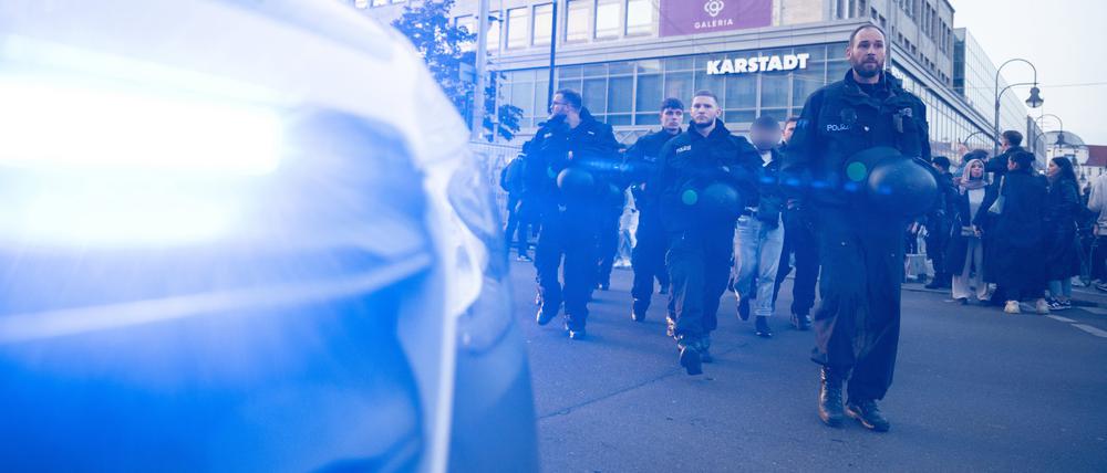 Polizeibeamte nehmen im Stadtteil Neukölln am Hermannplatz einen Mann fest. (Symbolbild)