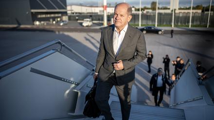 Bundeskanzler Olaf Scholz (SPD) steigt in ein Flugzeug der Flugbereitschaft.