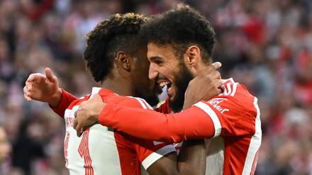 Noussair Mazraoui (r.) beim Jubel mit seinem Bayern-Teamkollegen Kingsley Coman.