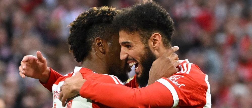 Noussair Mazraoui (r.) beim Jubel mit seinem Bayern-Teamkollegen Kingsley Coman.