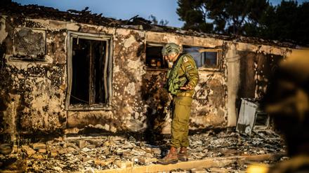 Kibbuz Be’eri. Ein israelischer Soldat inspiziert ein zerstörtes Haus in dem von Terroristen der Hamas überfallenen Kibbuz.