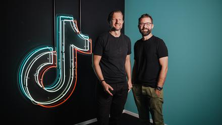 TikTok-Deutschland Chefs Tobias Henning und Tim Klaws (mit Brille). Fotografiert im neuen TikTok-Büro in Berlin-Friedrichshain am 25. August.