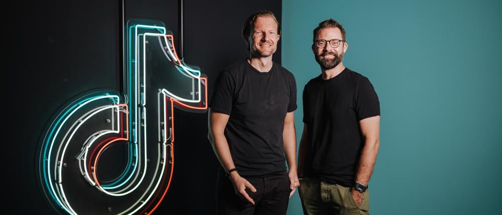 TikTok-Deutschland Chefs Tobias Henning und Tim Klaws (mit Brille). Fotografiert im neuen TikTok-Büro in Berlin-Friedrichshain am 25. August.
