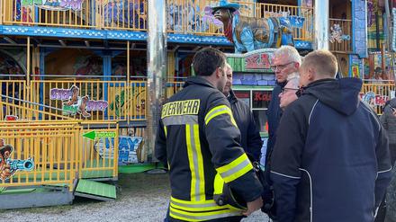 Feuerwehr und Polizei stehen vor einem Laufgeschäft auf dem Pollhansmarkt, auf dem sich das Unglück ereignete.