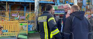 Feuerwehr und Polizei stehen vor einem Laufgeschäft auf dem Pollhansmarkt, auf dem sich das Unglück ereignete.