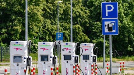 Die Zahl der Elektroautos auf den Straßen wächst. Doch hält der Ausbau der Ladeinfrastruktur Schritt?