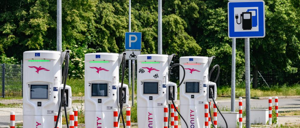 Die Zahl der Elektroautos auf den Straßen wächst. Doch hält der Ausbau der Ladeinfrastruktur Schritt?