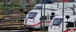 ICE-Züge der Deutschen Bahn (DB) stehen auf den Gleisen im Betriebshof Stellingen. Ginge es nach der FDP, bekäme die Deutsche Bahn Konkurrenz auf den Schienen. 