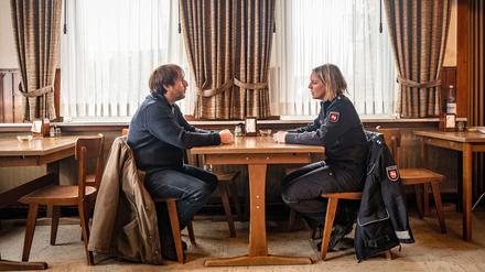 HANDOUT - 13.10.2023, ---: Sörensen (Bjarne Mädel) und Jenny (Katrin Wichmann) in einer Szene des TV-Krimis «Sörensen fängt Feuer», der am Mittwoch, 18.10.2023 im Ersten ausgestrahlt wird (undatierte Aufnahme). Foto: Michael Ihle/NDR/dpa - ACHTUNG: Honorarfrei - Nur zur redaktionellen Verwendung im Zusammenhang mit einer Berichterstattung über den Film und nur mit vollständiger Nennung des vorstehenden Credits +++ dpa-Bildfunk +++