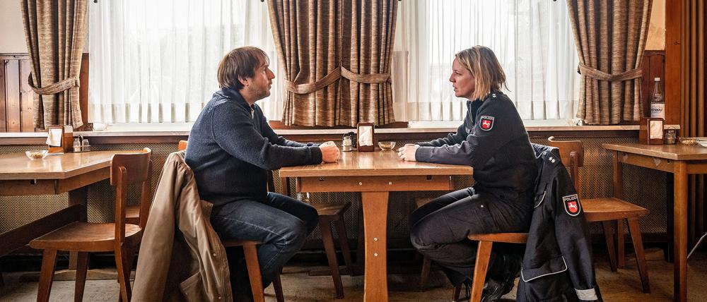 HANDOUT - 13.10.2023, ---: Sörensen (Bjarne Mädel) und Jenny (Katrin Wichmann) in einer Szene des TV-Krimis «Sörensen fängt Feuer», der am Mittwoch, 18.10.2023 im Ersten ausgestrahlt wird (undatierte Aufnahme). Foto: Michael Ihle/NDR/dpa - ACHTUNG: Honorarfrei - Nur zur redaktionellen Verwendung im Zusammenhang mit einer Berichterstattung über den Film und nur mit vollständiger Nennung des vorstehenden Credits +++ dpa-Bildfunk +++