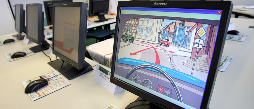 In der Rostocker DEKRA-Niederlassung ist auf einem der zehn Bildschirme im Prüfungszimmer für die theoretische Führerscheinprüfung eine Vorfahrtsfrage zu sehen, aufgenommen am 16.01.2009.