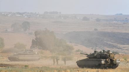 Ein israelischer Panzer bezieht nahe der Grenze zu Libanon Stellung. Die Bewohner im Norden Israsels werden evakuiert. 