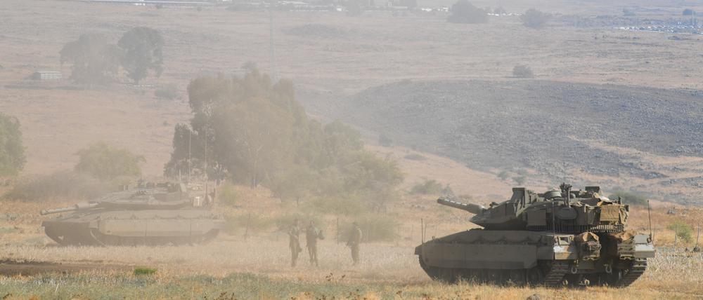 Ein israelischer Panzer bezieht nahe der Grenze zu Libanon Stellung. Die Bewohner im Norden Israsels werden evakuiert.