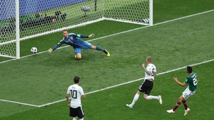 Hirving Lozano (r.) traf bei der WM 2018 zum 1:0-Sieg der Mexikaner gegen Deutschland. Der Flügelspieler ist auch am Mittwoch im Testspiel wieder mit dabei.