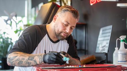 Florian Riffel ist Betreiber von Autark Tattoo, dem größten Studio Berlins. 
