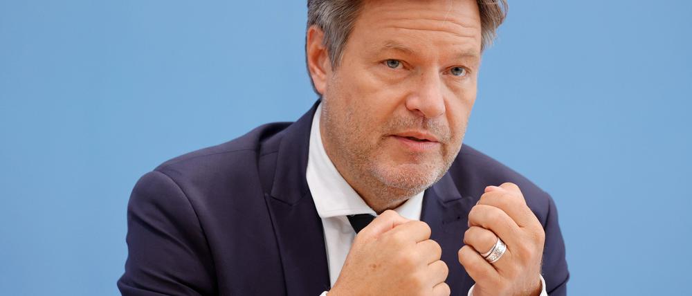 Bundeswirtschaftsminister und Vizekanzler Robert Habeck (Grüne) sagt den Menschen in Israel in einer Videoansprache Deutschlands Solidarität zu.